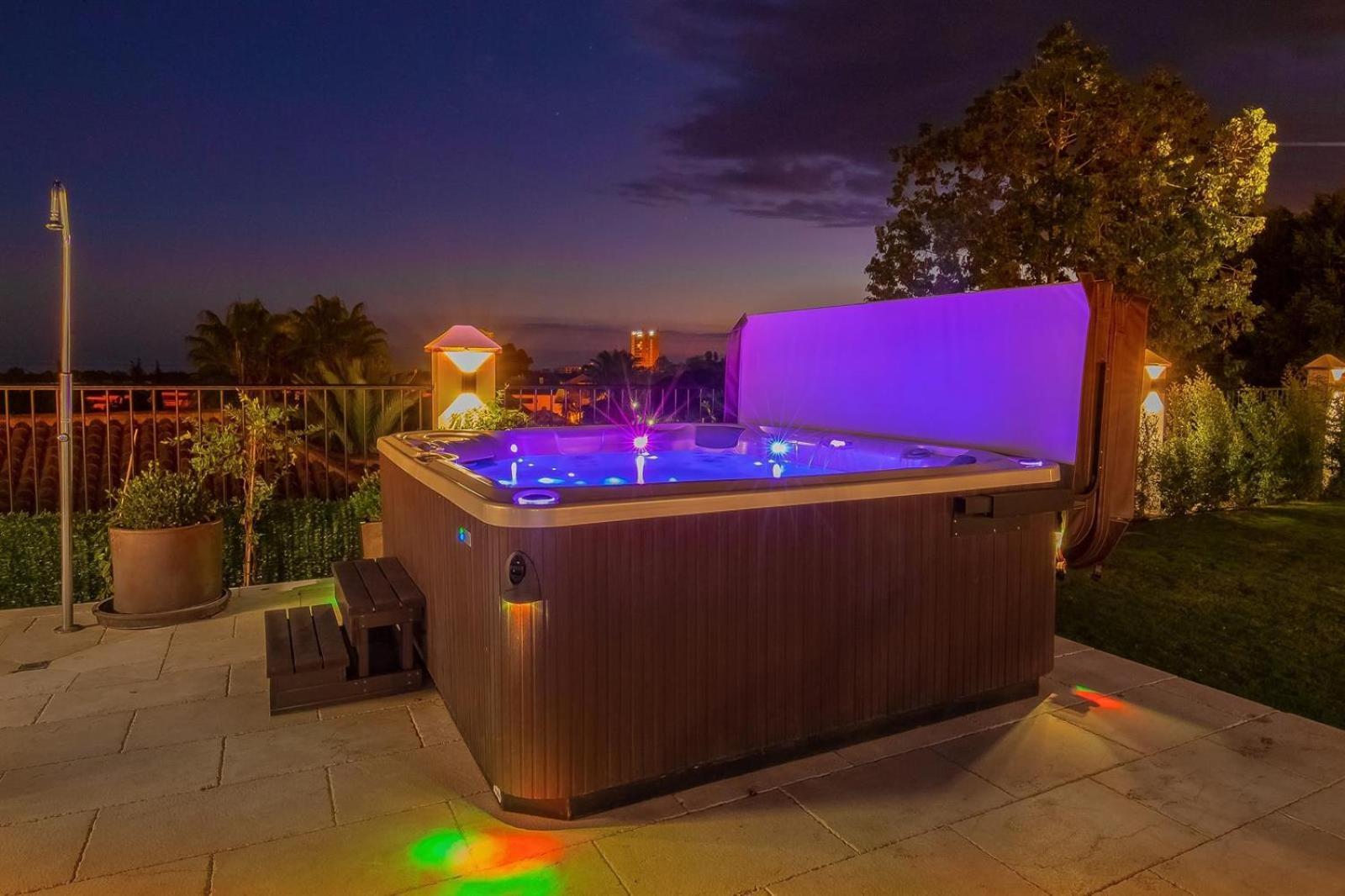 Villa Superb Near Golf Course With Heated Pool & Jacuzzi *