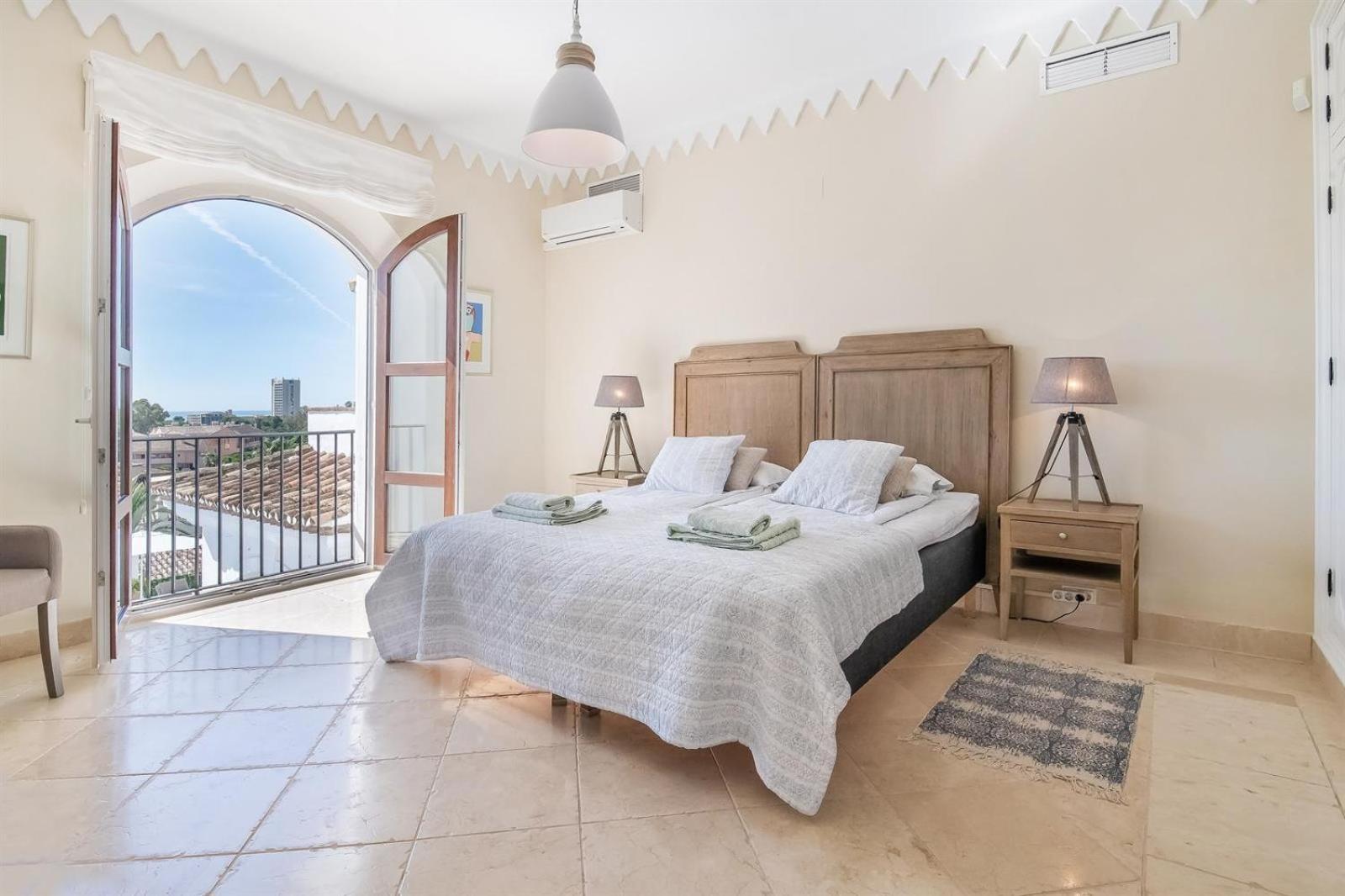 Villa Superb Near Golf Course With Heated Pool & Jacuzzi
