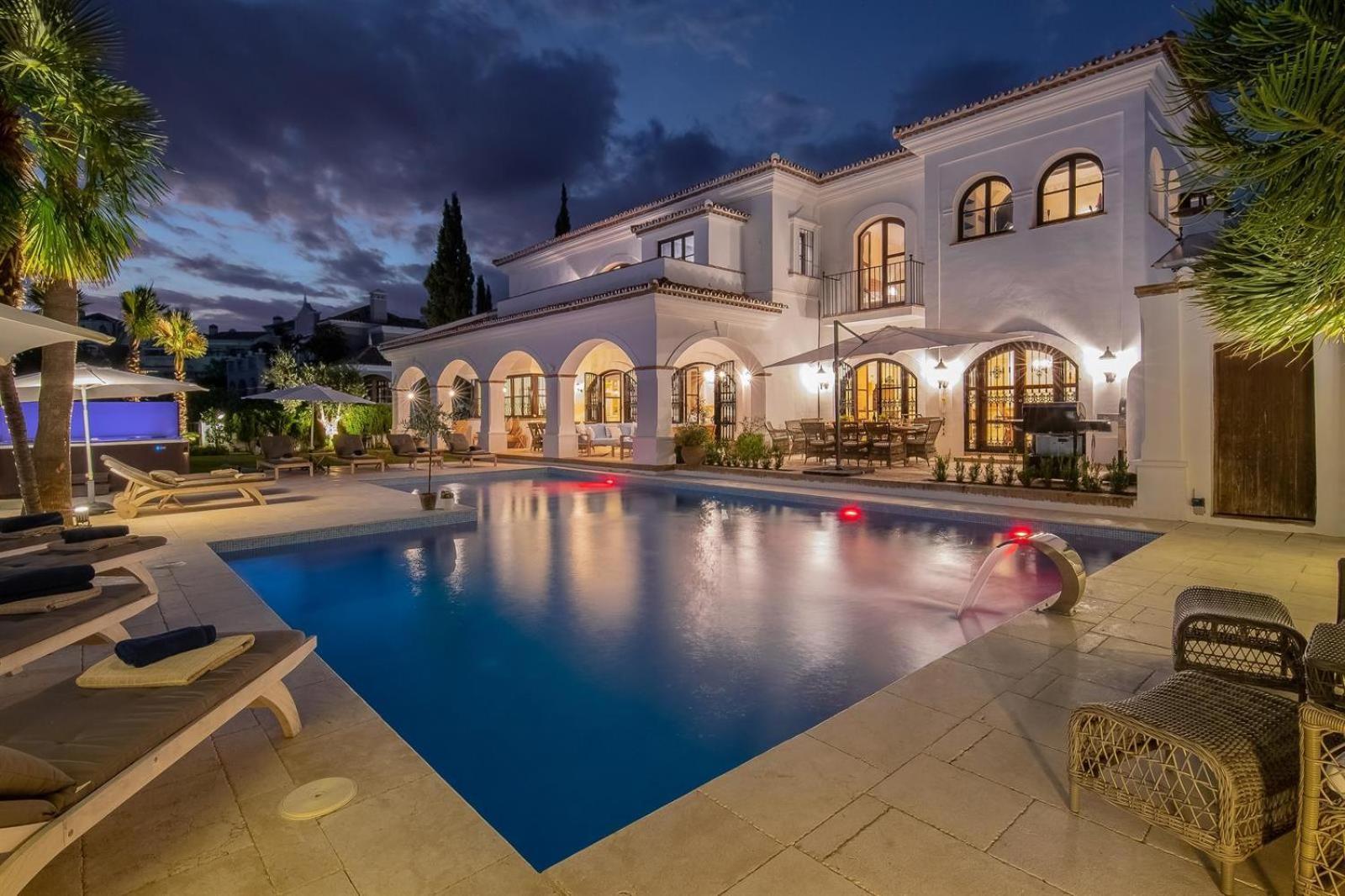 Superb Near Golf Course With Heated Pool & Jacuzzi