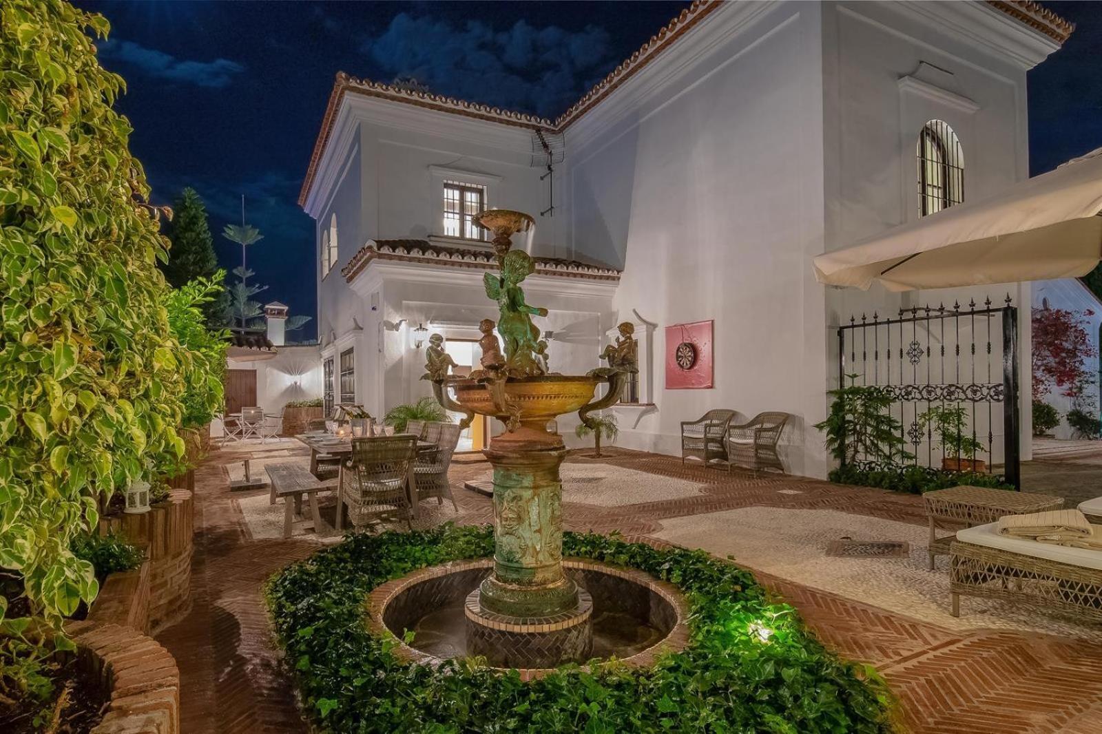 Superb Near Golf Course With Heated Pool & Jacuzzi Villa
