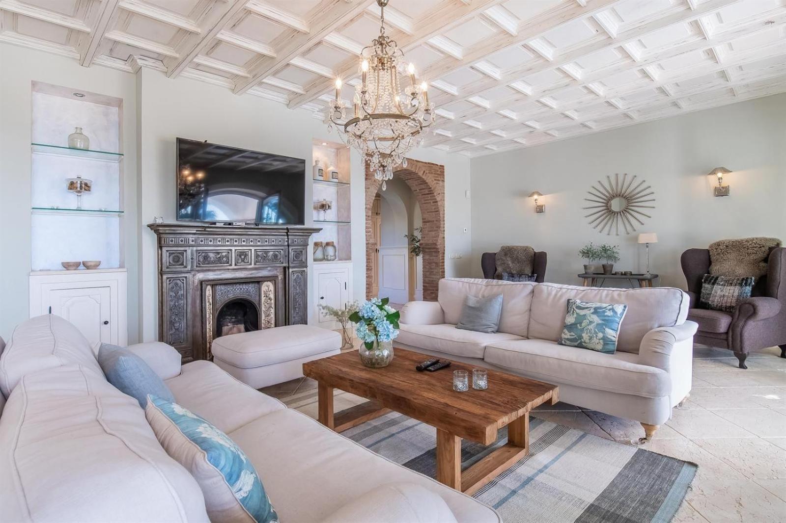 Superb Near Golf Course With Heated Pool & Jacuzzi