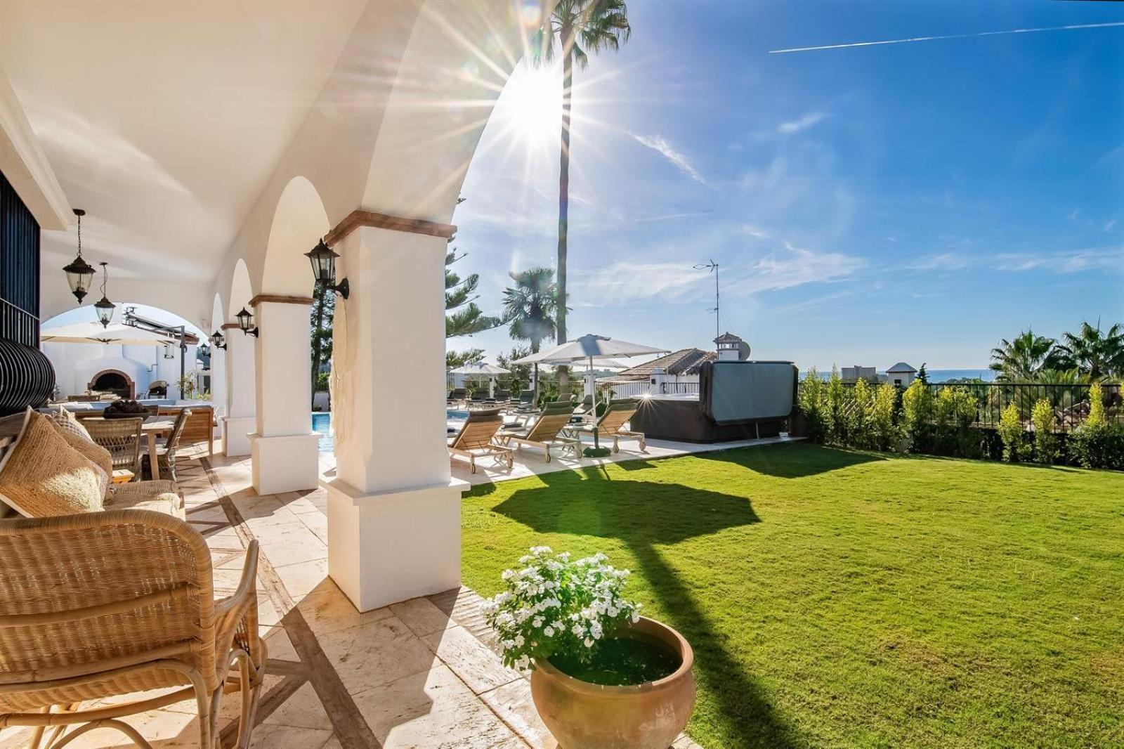 Superb Near Golf Course With Heated Pool & Jacuzzi Villa Marbella