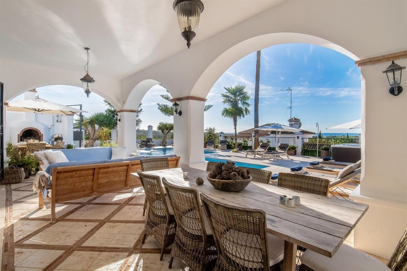 Superb Near Golf Course With Heated Pool & Jacuzzi