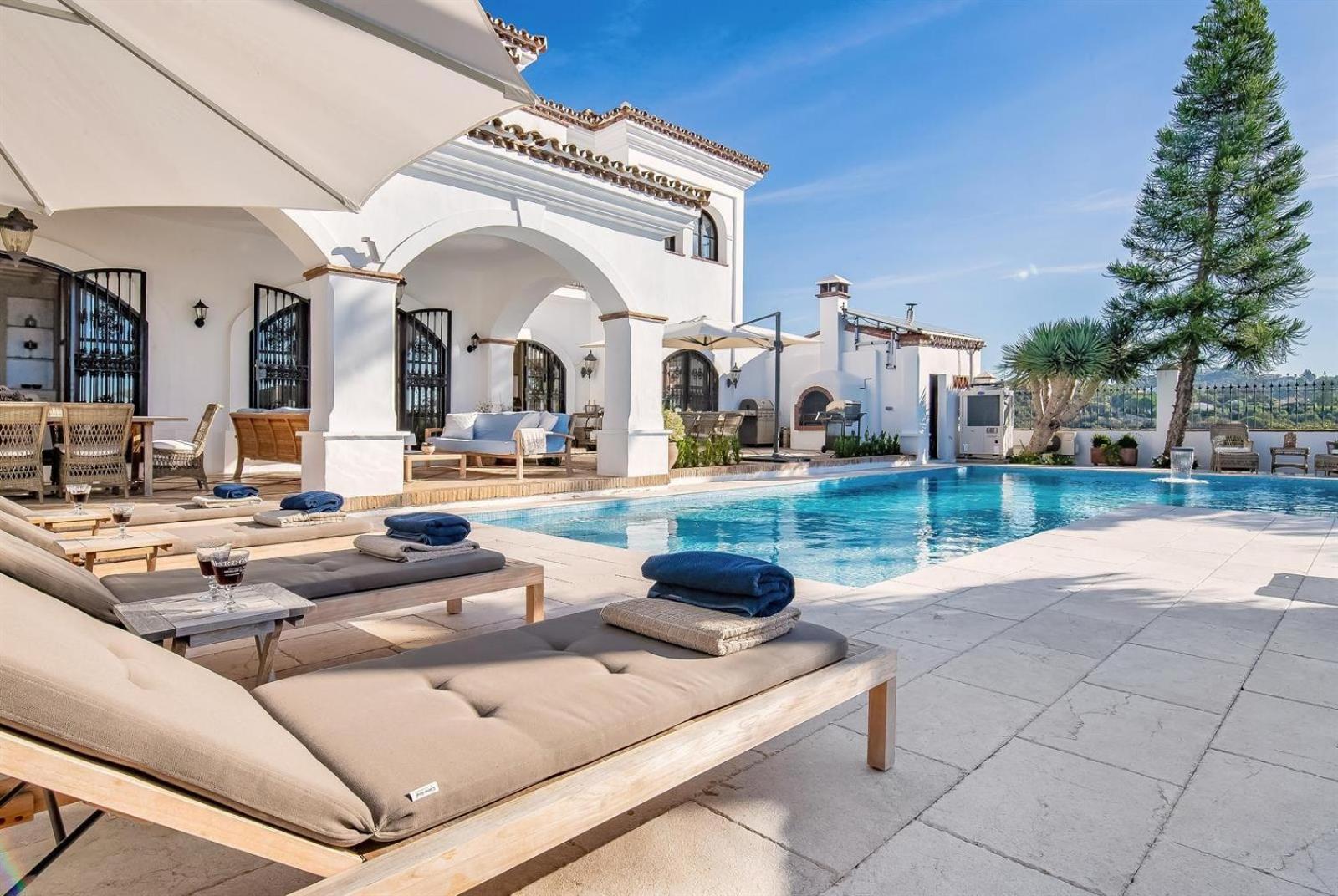 Villa Superb Near Golf Course With Heated Pool & Jacuzzi