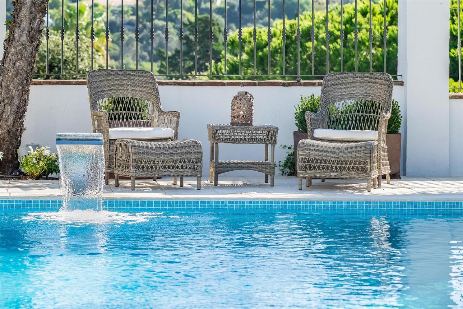 Superb Near Golf Course With Heated Pool & Jacuzzi