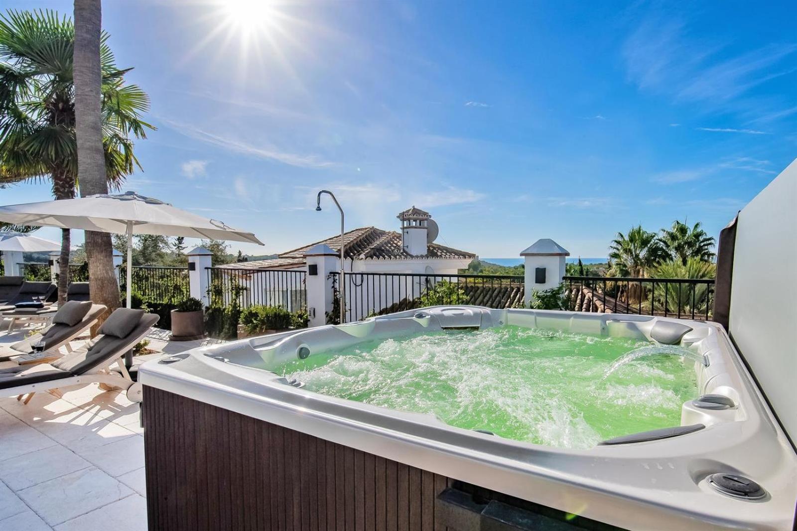 Villa Superb Near Golf Course With Heated Pool & Jacuzzi