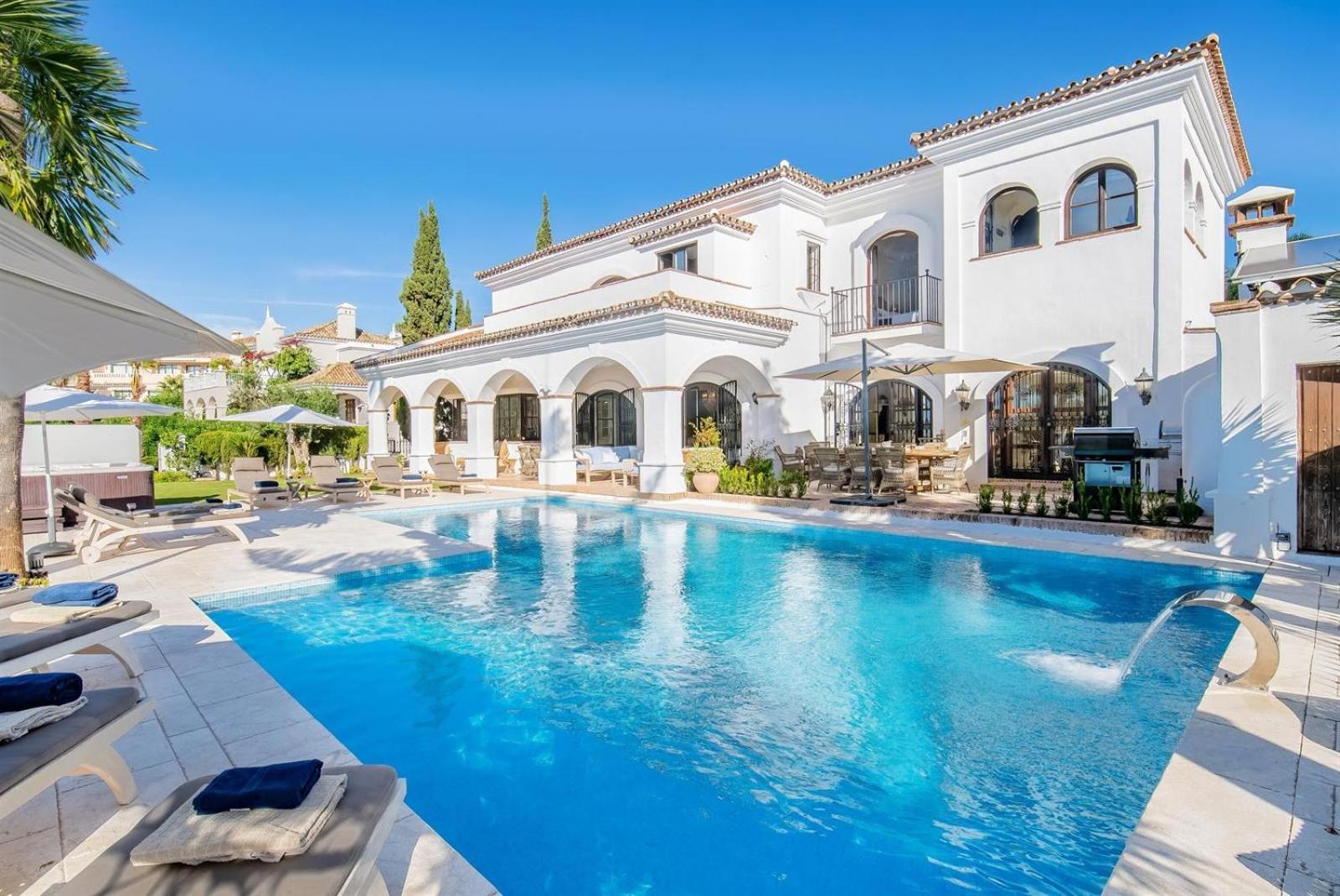 Superb Near Golf Course With Heated Pool & Jacuzzi Villa
