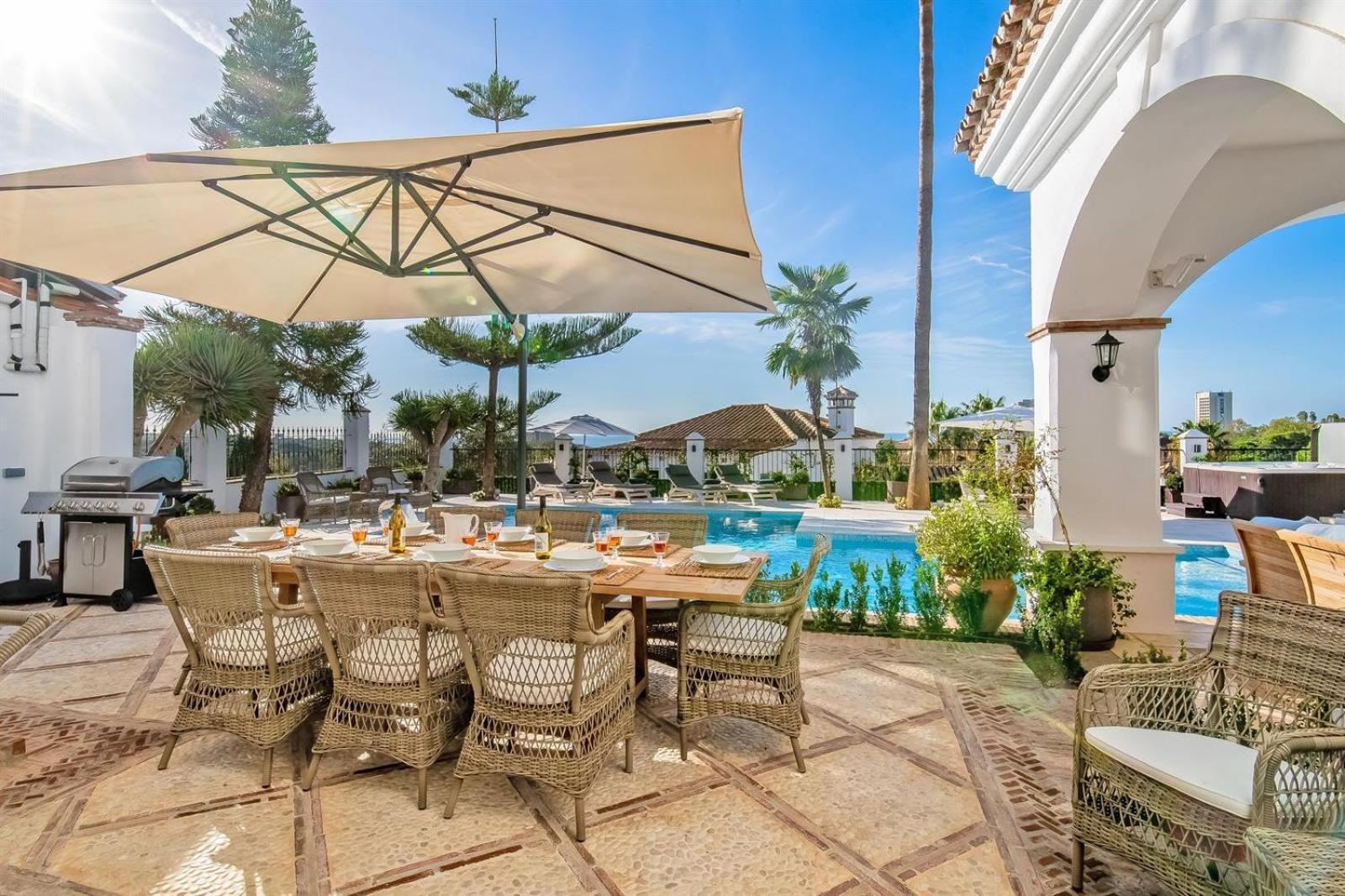 Superb Near Golf Course With Heated Pool & Jacuzzi