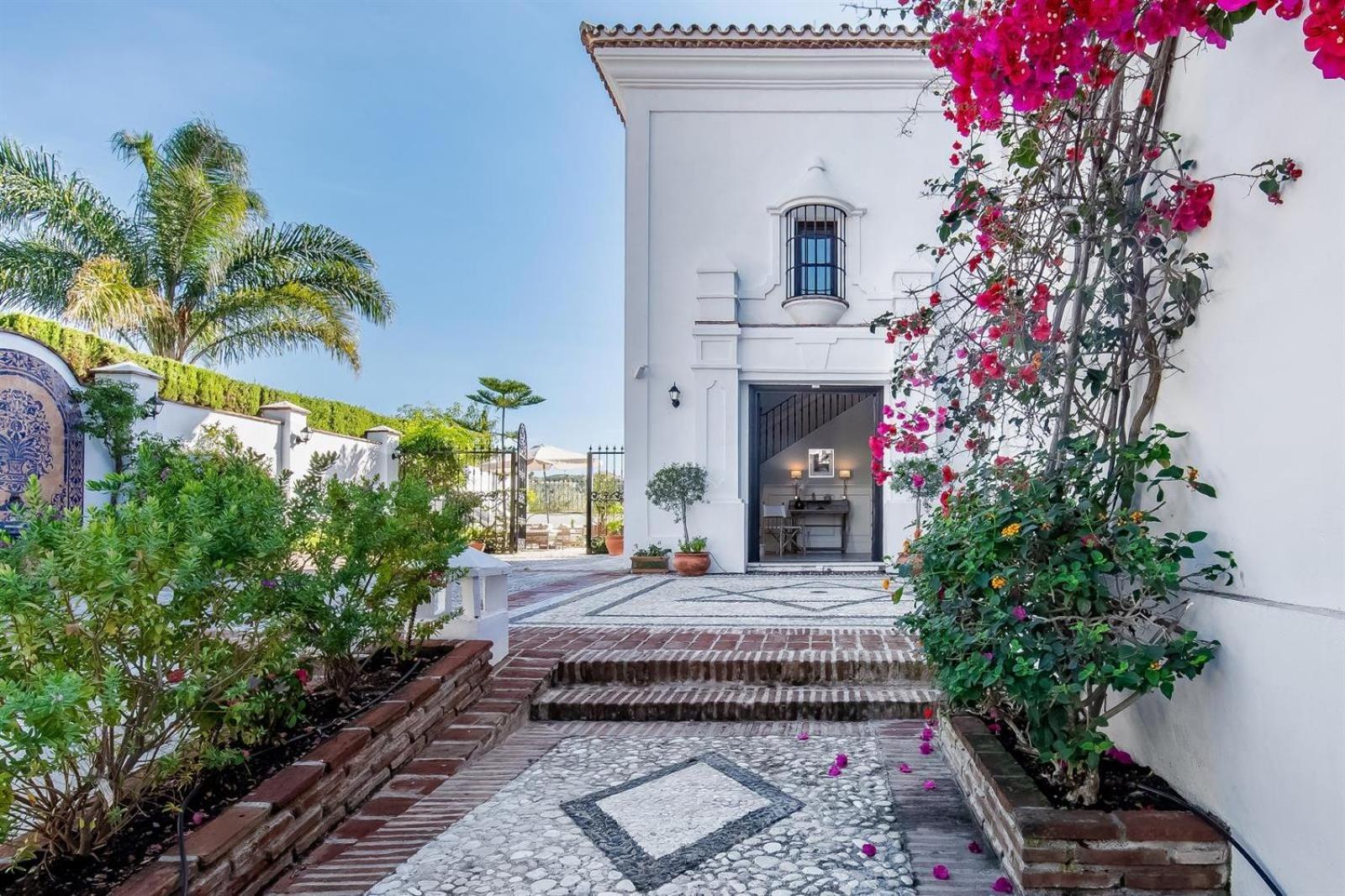 Superb Near Golf Course With Heated Pool & Jacuzzi
