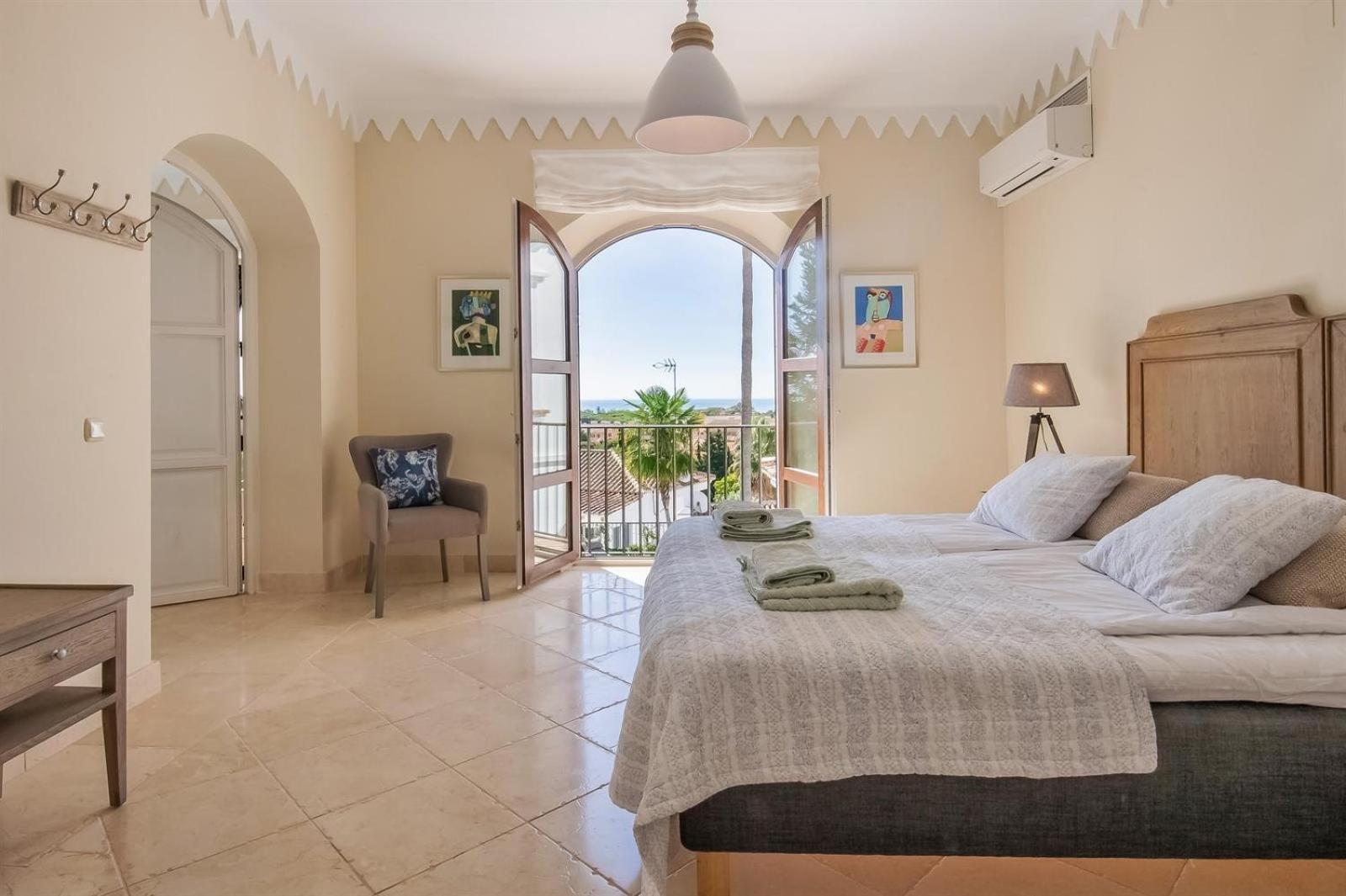 Villa Superb Near Golf Course With Heated Pool & Jacuzzi *
